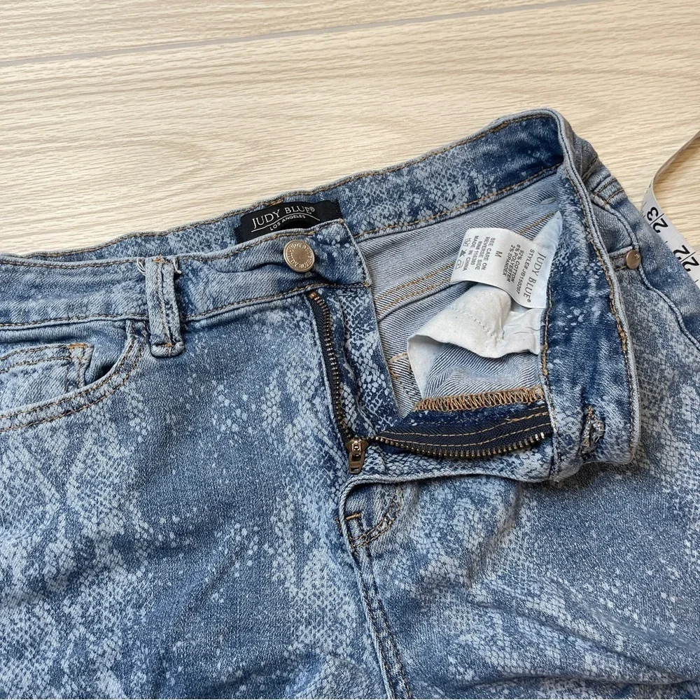 Judy Blue Mid Rise Snake Print Light Wash Blue Denim Jean Shorts Raw Hem Size M